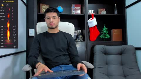 Snapshot of edwardross_ chatting on December 17, 8:32 pm Edward Ross online show from December 17, 8:32 pm