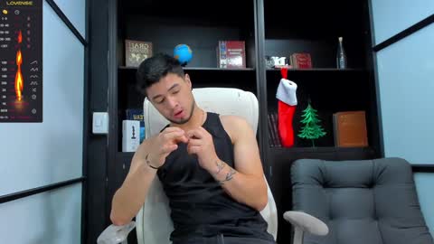 Snapshot of edwardross_ chatting on December 16, 8:37 pm Edward Ross online show from December 16, 8:37 pm