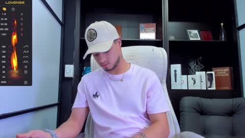 Snapshot of edwardross_ chatting on January 24, 8:22 pm Edward Ross online show from January 24, 8:22 pm