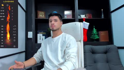 Snapshot of edwardross_ chatting on December 14, 8:40 pm Edward Ross online show from December 14, 8:40 pm