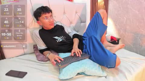 Elian Julian online show from December 4, 12:39 am