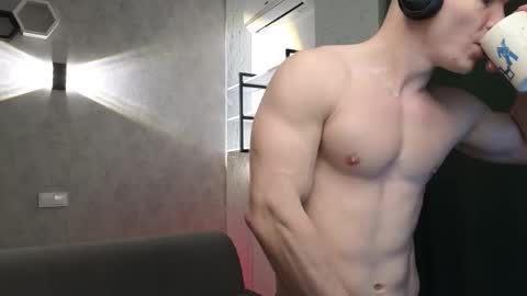 elliot_muscle04 online show from March 24, 6:45 pm