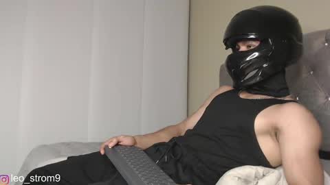 Snapshot of emile_239 chatting on February 25, 3:52 am emile_239 online show from February 25, 3:52 am