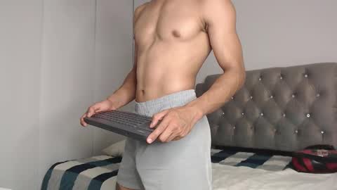 Snapshot of emile_239 chatting on December 11, 3:47 am emile_239 online show from December 11, 3:47 am