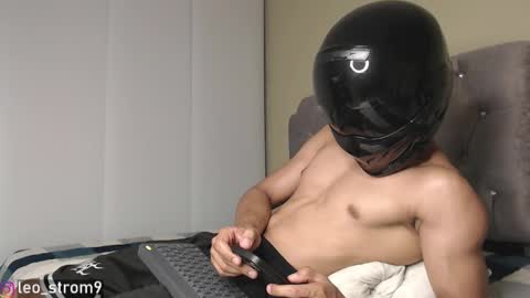 Snapshot of emile_239 chatting on December 17, 3:50 am emile_239 online show from December 17, 3:50 am