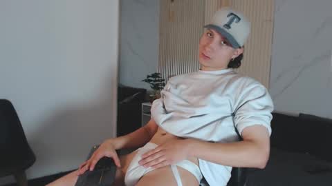 Snapshot of enzo_steel chatting on September 14, 2:35 am enzo_steel online show from September 14, 2:35 am