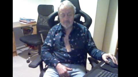 erasmus_d online show from December 31, 6:13 pm