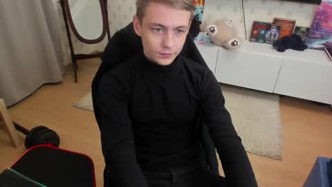 Max online show from November 27, 1:42 am