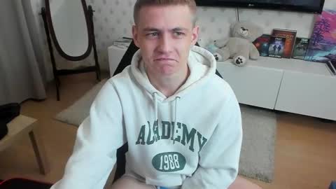 Max online show from October 25, 7:15 pm