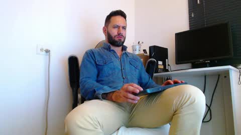 esteban online show from April 7, 8:31 pm