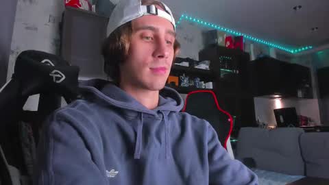 Snapshot of esthetics_boys chatting on October 4, 8:24 pm LOUIS online show from October 4, 8:24 pm