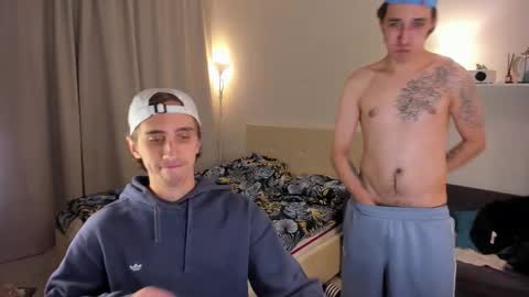 Snapshot of esthetics_boys chatting on September 10, 2:43 am LOUIS online show from September 10, 2:43 am