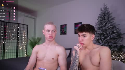 evan_white_ online show from December 12, 9:40 am