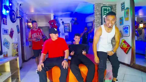 extrangers online show from December 3, 12:05 pm