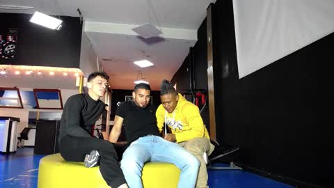 extrangers online show from February 9, 12:52 pm