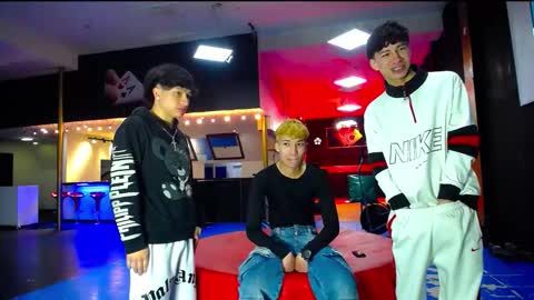 extrangers online show from October 6, 12:10 pm