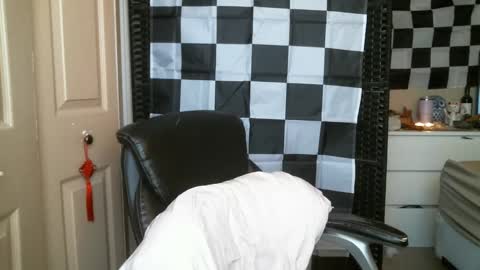 Ezra Naamah online show from January 8, 4:44 pm