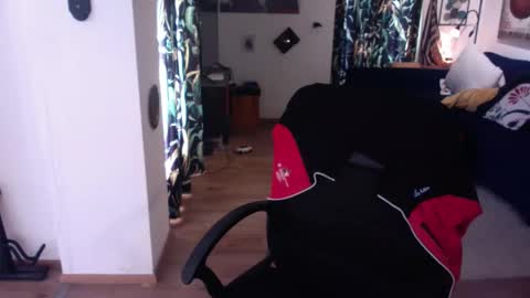 feetkissboy online show from January 17, 12:30 pm