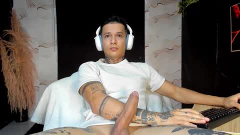 independent model online show from February 22, 3:24 pm