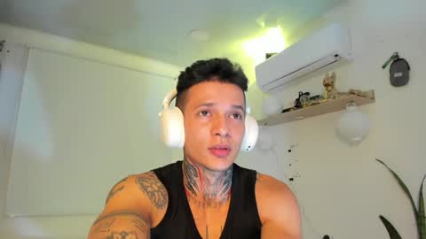 independent model online show from December 31, 3:45 am