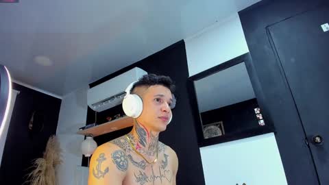 independent model online show from January 10, 6:09 am