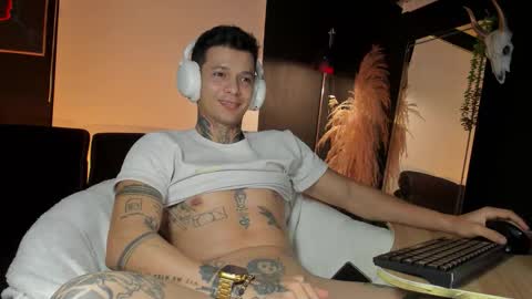 independent model online show from September 30, 7:02 am