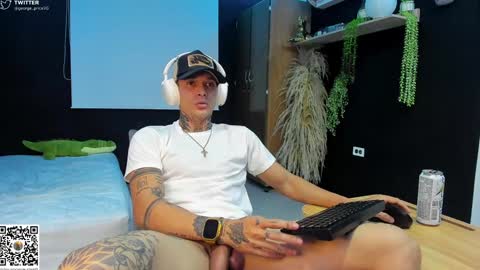 independent model online show from January 30, 1:11 am