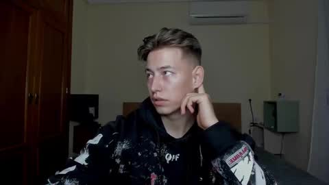 Oliver online show from March 3, 9:45 pm