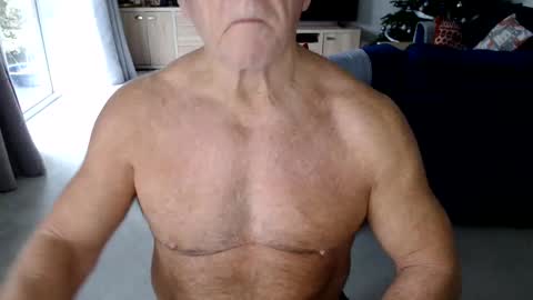 Snapshot of gymguyuk28 chatting on December 17, 11:17 am Gymguy online show from December 17, 11:17 am