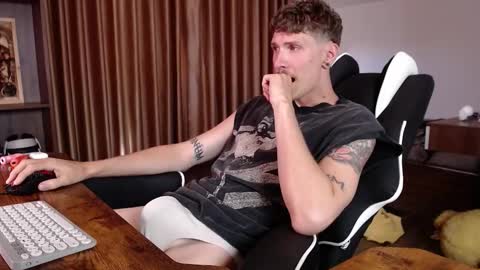 Snapshot of hercules__ chatting on October 15, 12:18 am Gregblonde Alextattoo online show from October 15, 12:18 am