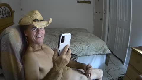 Snapshot of hewes1 chatting on February 12, 8:27 am hewes1 online show from February 12, 8:27 am