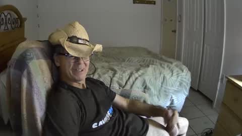 Snapshot of hewes1 chatting on January 23, 10:54 am hewes1 online show from January 23, 10:54 am