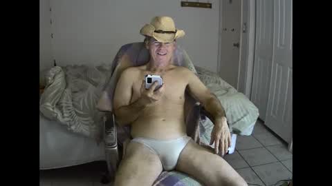 Snapshot of hewes1 chatting on February 1, 5:18 am hewes1 online show from February 1, 5:18 am