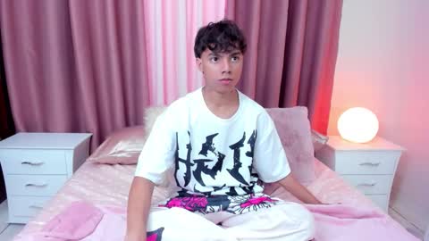 Snapshot of honeymoon_sariel chatting on October 19, 7:50 pm honeymoon_sariel online show from October 19, 7:50 pm