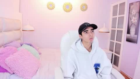 hottiie_guy online show from November 13, 6:34 pm