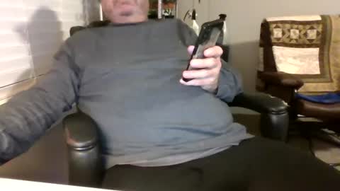 Snapshot of hottop_1981 chatting on December 14, 2:45 am Hottop 1981 online show from December 14, 2:45 am