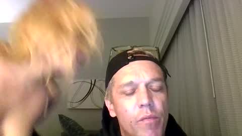 illuminatiheadspace1 online show from December 17, 5:14 am