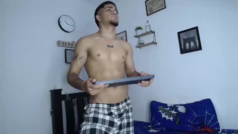 Snapshot of izaak_taylor7 chatting on February 28, 6:43 am izaack online show from February 28, 6:43 am