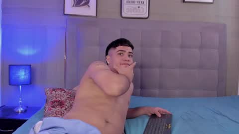 Snapshot of izaak_taylor7 chatting on December 4, 8:07 pm izaack online show from December 4, 8:07 pm