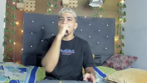 Snapshot of izaak_taylor7 chatting on January 6, 3:53 am izaack online show from January 6, 3:53 am