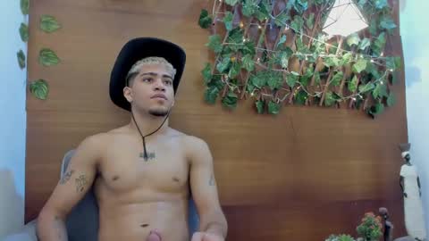 Snapshot of izaak_taylor7 chatting on January 22, 1:42 pm izaack online show from January 22, 1:42 pm