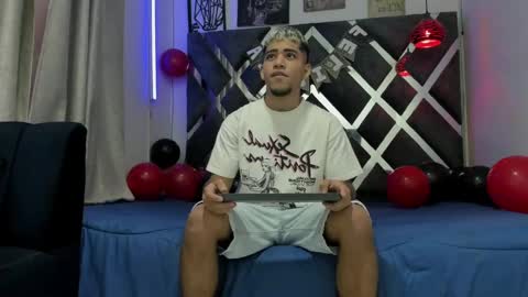 Snapshot of izaak_taylor7 chatting on February 15, 12:54 pm izaack online show from February 15, 12:54 pm