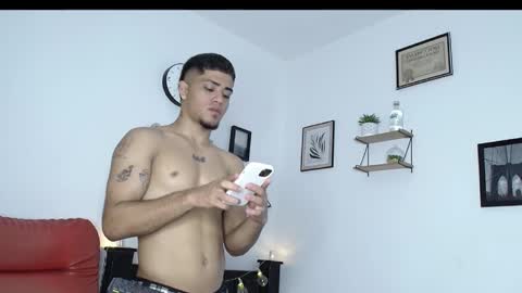 Snapshot of izaak_taylor7 chatting on February 20, 3:56 am izaack online show from February 20, 3:56 am