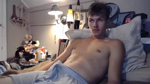 Snapshot of izzame2 chatting on September 16, 4:02 am Willis online show from September 16, 4:02 am