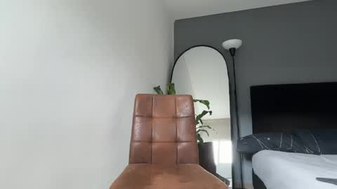 INDEPENDENT MODEL online show from April 18, 7:58 pm