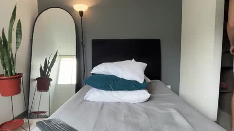 INDEPENDENT MODEL online show from February 21, 3:35 pm