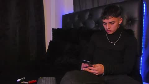 Snapshot of james1lee_ chatting on December 17, 3:39 am LeonardoInsta LeonardoperezcoPvt open online show from December 17, 3:39 am