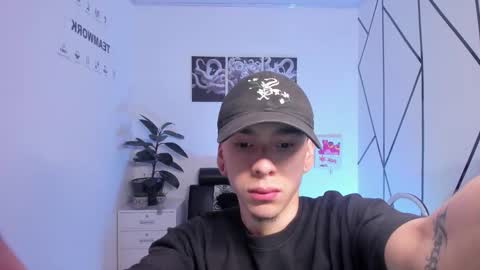 james_adamss_ online show from November 20, 12:26 pm