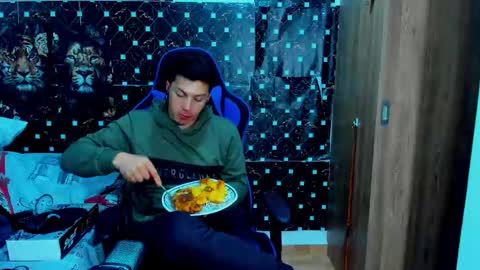 Javier online show from December 17, 12:40 am