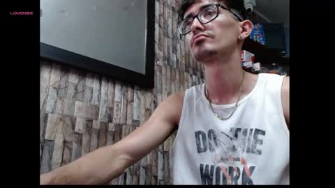 jhosuamoore2 online show from May 5, 11:38 pm
